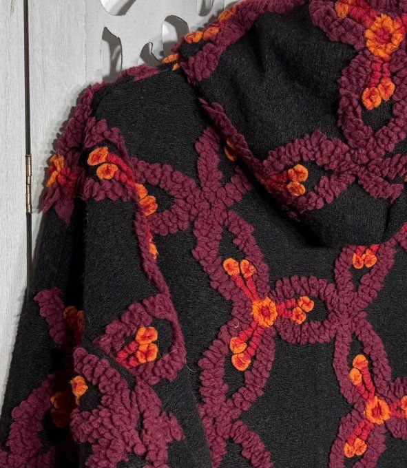 Manteau à capuche aspect laine noire Arabesques prunes orangées relief du 36 au 46/48 et même +