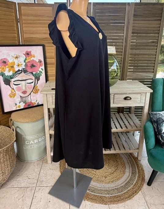 Robe trapèze noire épaules volantées & broche dorée or du 40 au 52