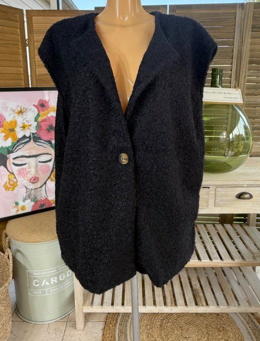 Veste sans manches façon gilet bouclette noire du 38 au 50 (et même + si portée ouverte)