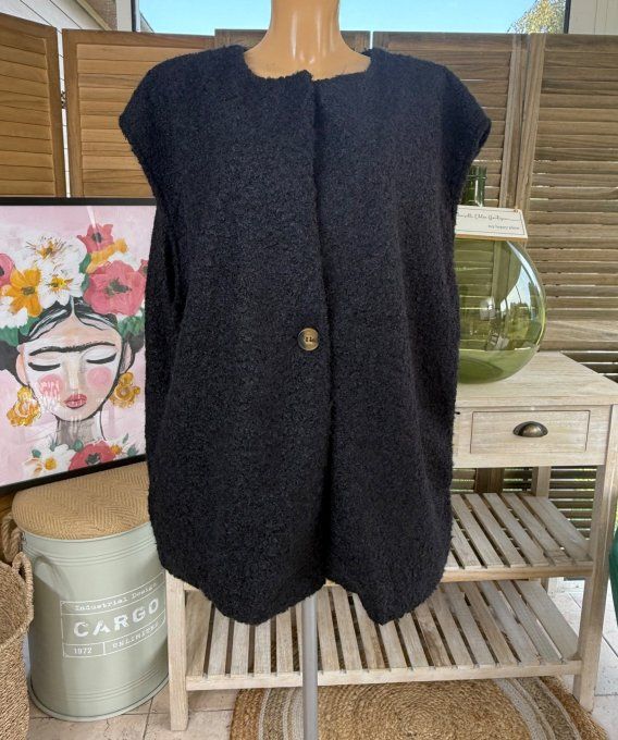 Veste sans manches façon gilet bouclette noire du 38 au 50 (et même + si portée ouverte)