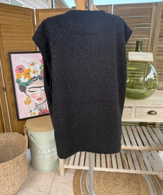 Veste sans manches façon gilet bouclette noire du 38 au 50 (et même + si portée ouverte)
