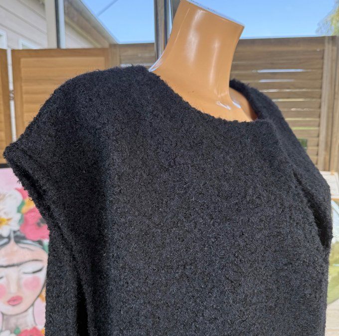 Veste sans manches façon gilet bouclette noire du 38 au 50 (et même + si portée ouverte)