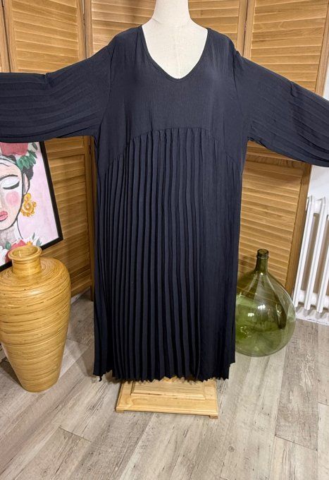 Robe longue ample plissée noire manches longues du 44 au 56