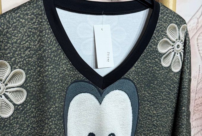 Sweat ample col V manches longues Pluto Disney Comics du 40 au 52/54 