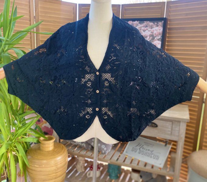 Gilet court façon boléro noir broderies anglaise fleurs du 36 au 48 (si porté ouvert)