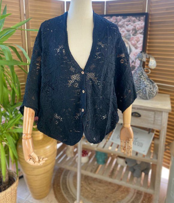 Gilet court façon boléro noir broderies anglaise fleurs du 36 au 48 (si porté ouvert)