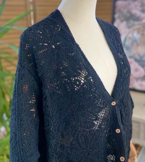 Gilet court façon boléro noir broderies anglaise fleurs du 36 au 48 (si porté ouvert)