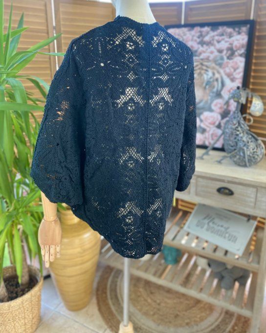 Gilet court façon boléro noir broderies anglaise fleurs du 36 au 48 (si porté ouvert)