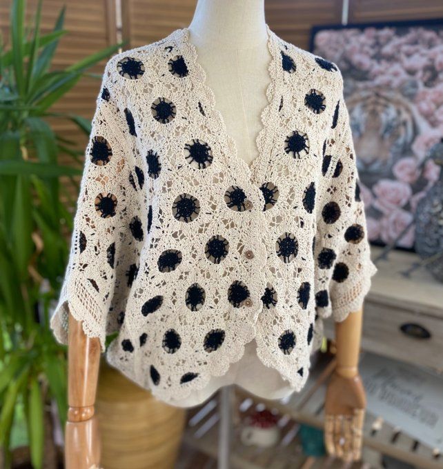 Gilet court façon boléro beige pois noirs broderies anglaise du 36 au 46 (si porté ouvert) 