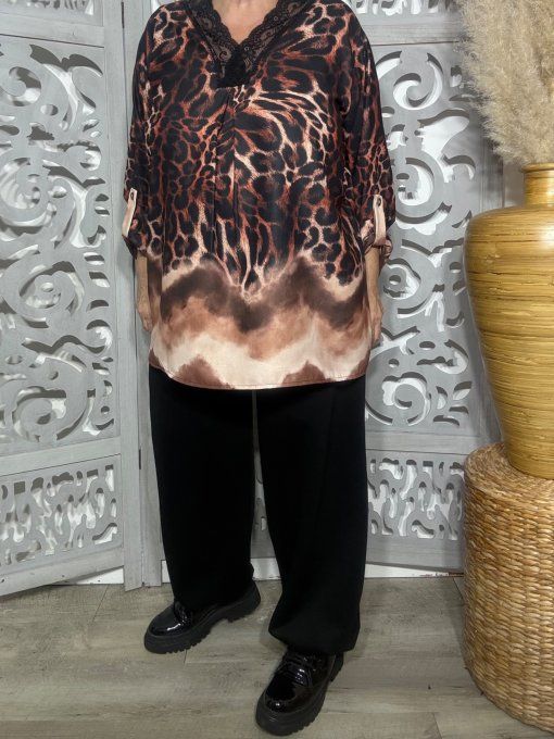 Blouse trapèze satinée Léopard Brique et col dentelle noire confort +++ du 40 au 48/50