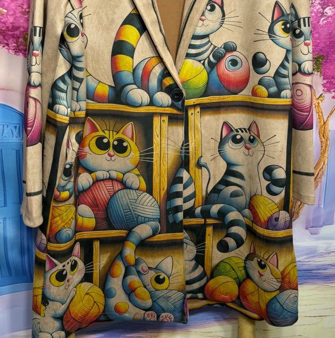 Veste droite longue suédine beige Les Chats malicieux sur l'étagère du 36 au 48 portée ouverte