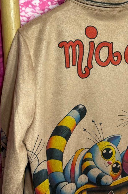 Veste droite longue suédine beige Les Chats malicieux sur l'étagère du 36 au 48 portée ouverte