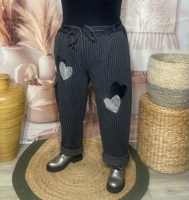 pantalon ample gris fines rayures  patchs coeurs strass + ceinture du 40 au 50