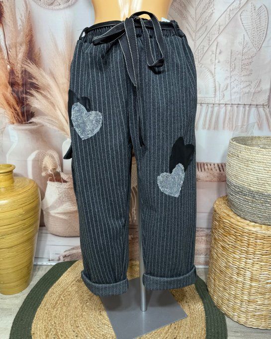 pantalon ample gris fines rayures  patchs coeurs strass + ceinture du 40 au 50
