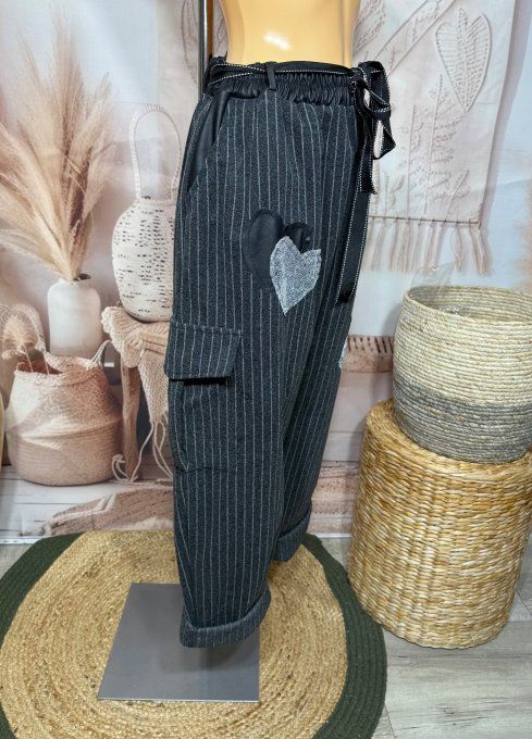 pantalon ample gris fines rayures  patchs coeurs strass + ceinture du 40 au 50