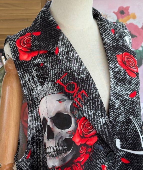 Gilet type barman sans manches effet jeans noir délavé Skulls & Red Roses du 40 au 50 et même +