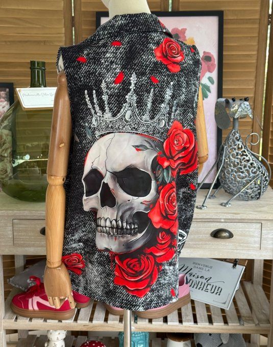 Gilet type barman sans manches effet jeans noir délavé Skulls & Red Roses du 40 au 50 et même +
