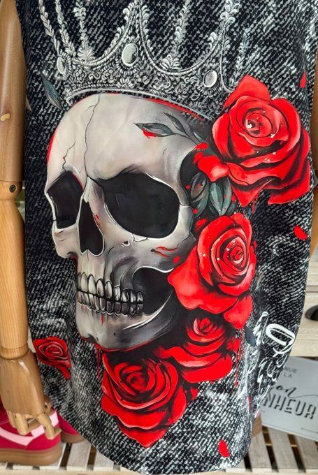 Gilet type barman sans manches effet jeans noir délavé Skulls & Red Roses du 40 au 50 et même +