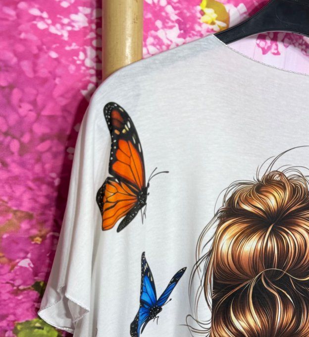 Tee-shirt ample blanc La Fillette aux Papillons multicolores du 42 au 54/56 