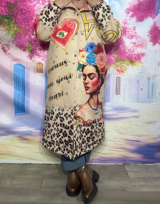 Manteau à capuche long Néoprène beige et Léopard Frida Kahlo du 36 au 46 et même + porté ouvert