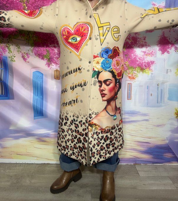Manteau à capuche long Néoprène beige et Léopard Frida Kahlo du 36 au 46 et même + porté ouvert