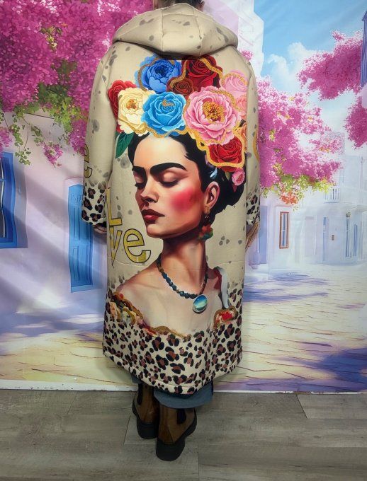 Manteau à capuche long Néoprène beige et Léopard Frida Kahlo du 36 au 46 et même + porté ouvert