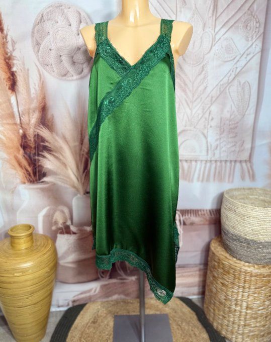 Robe nuisette asymétrique satinée vert bouteille et dentelle du 36 au 46
