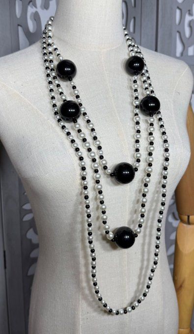 Sautoir 3 rangs perles nacrées irisées écrues et grandes boules noires TOUTES TAILLES