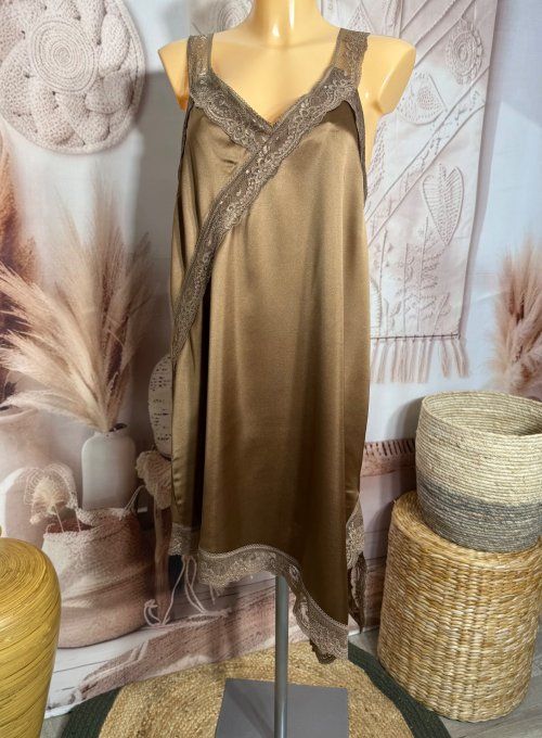 Robe nuisette asymétrique satinée chocolat et dentelle du 36 au 46 