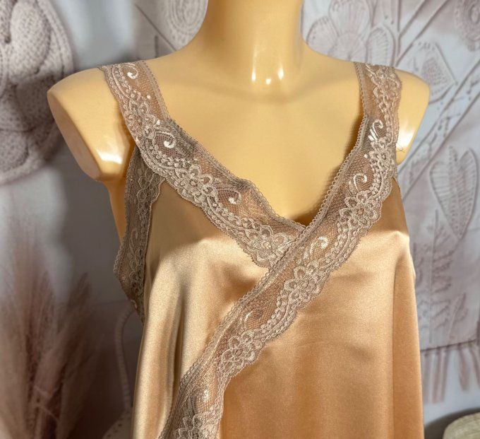 Robe nuisette asymétrique satinée Beige Caramélisé et dentelle du 36 au 46