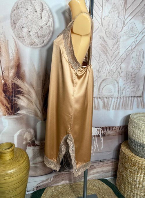 Robe nuisette asymétrique satinée Beige Caramélisé et dentelle du 36 au 46