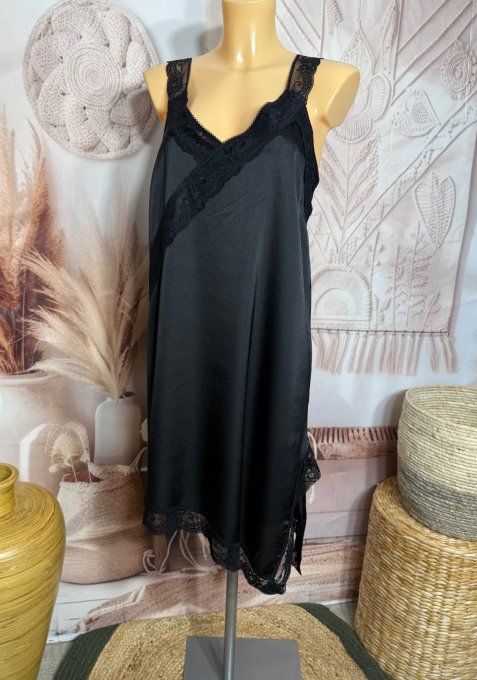 Robe nuisette asymétrique satinée noire et dentelle du 36 au 46