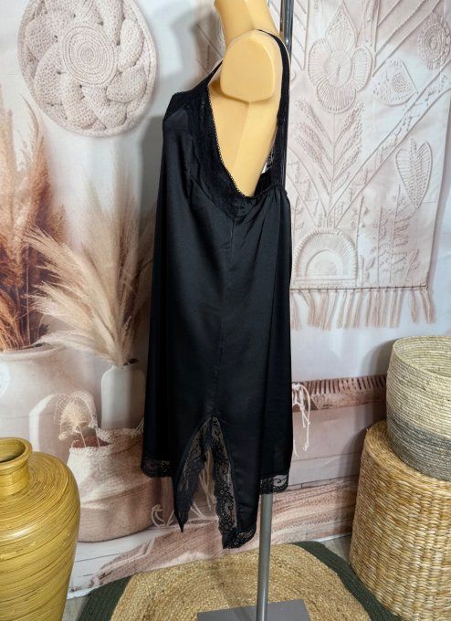 Robe nuisette asymétrique satinée noire et dentelle du 36 au 46