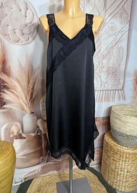 Robe nuisette asymétrique satinée noire et dentelle du 36 au 46