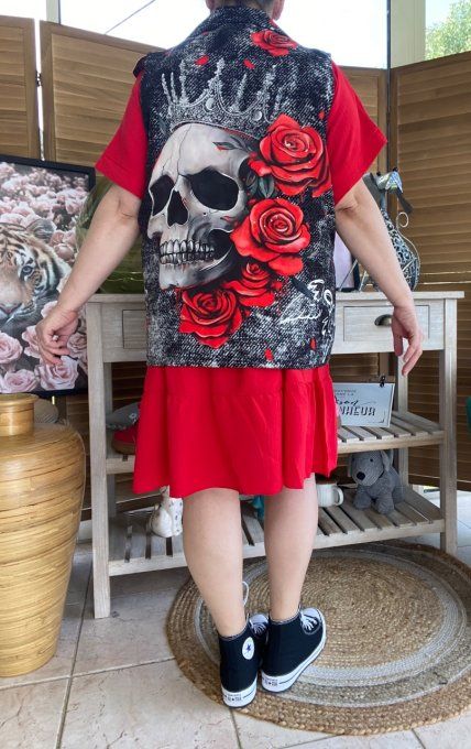 Gilet type barman sans manches effet jeans noir délavé Skulls & Red Roses du 40 au 50 et même +