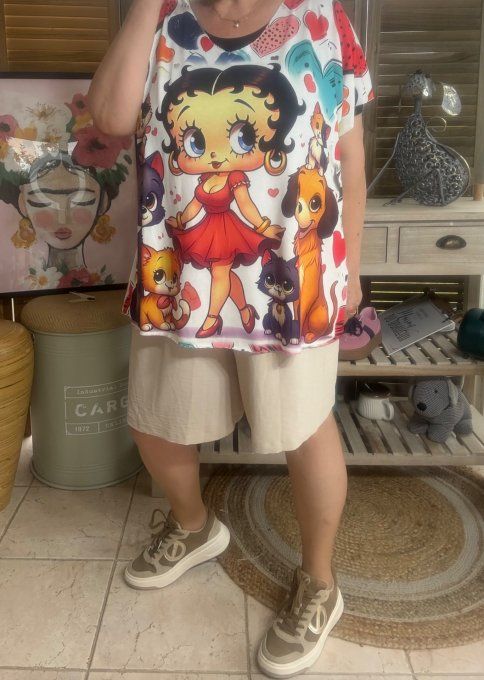 Top fin ample blanc Coeurs Betty Boop  avec ses chats et ses chiens du 40 au 52