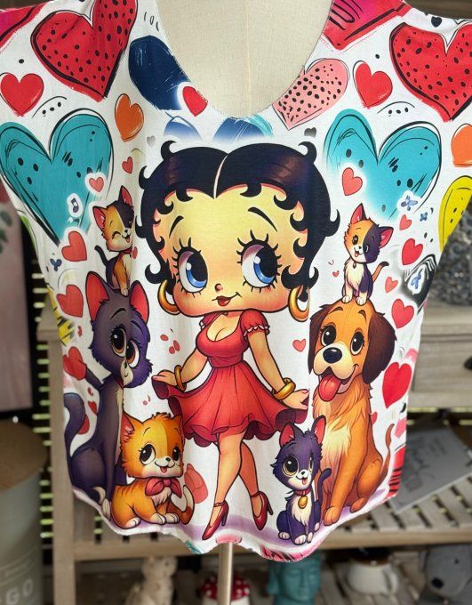 Top fin ample blanc Coeurs Betty Boop  avec ses chats et ses chiens du 40 au 52