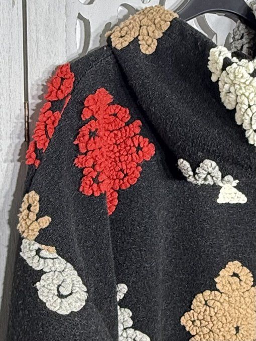Veste à capuche aspect laine noire Fleurs multicolores relief confort +++ du 40 au 52 et même +