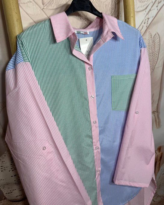Chemise oversize asymétrique rayée vert et bleu sur fond rose bonbon du 42 au 52/54