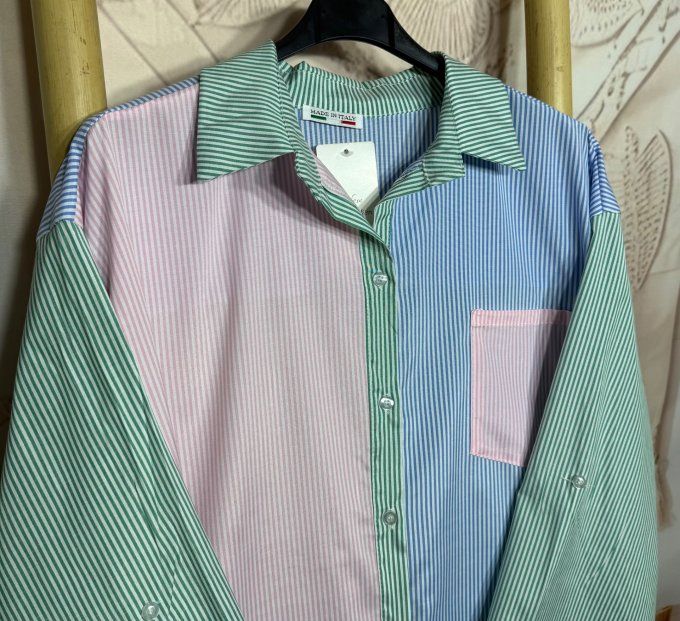 Chemise oversize asymétrique rayée rose bonbon et bleu sur fond vert Gucci du 42 au 52/54