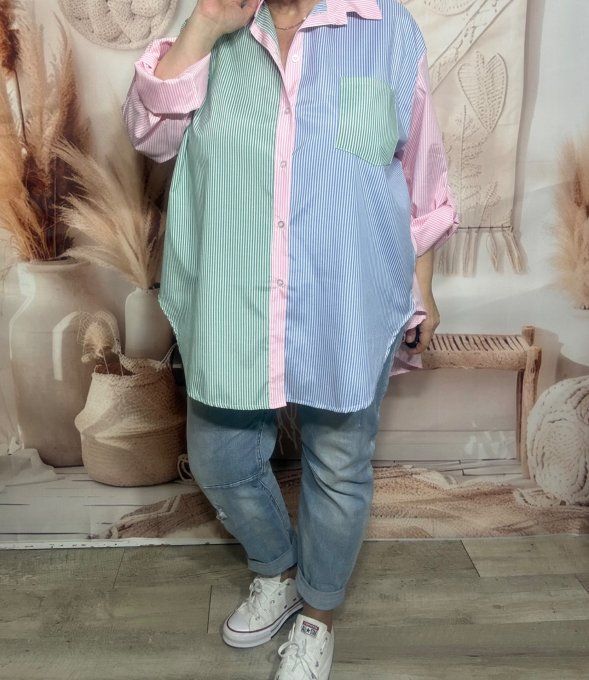 Chemise oversize asymétrique rayée vert et bleu sur fond rose bonbon du 42 au 52/54