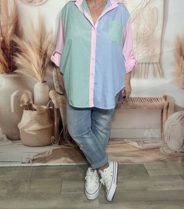 Chemise oversize asymétrique rayée vert et bleu sur fond rose bonbon du 42 au 52/54