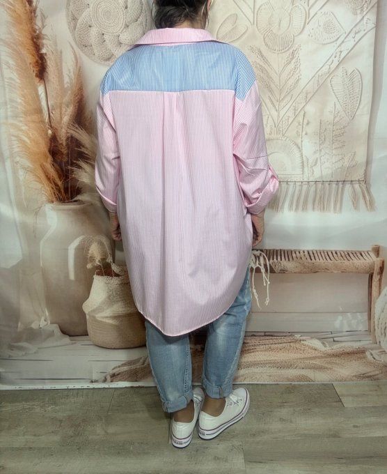 Chemise oversize asymétrique rayée vert et bleu sur fond rose bonbon du 42 au 52/54