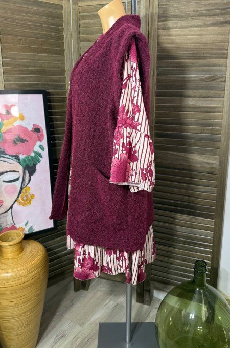Veste sans manches façon gilet bouclette Bordeaux + broche dorée Soleil du 40 au 52 et même +