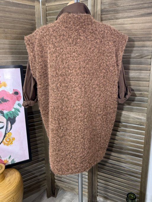 Veste sans manches façon gilet bouclette Chocolat + broche dorée Soleil du 40 au 52 et même +