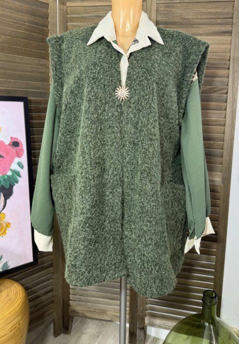 Veste sans manches façon gilet bouclette Kaki + broche dorée Soleil du 40 au 52 et même +