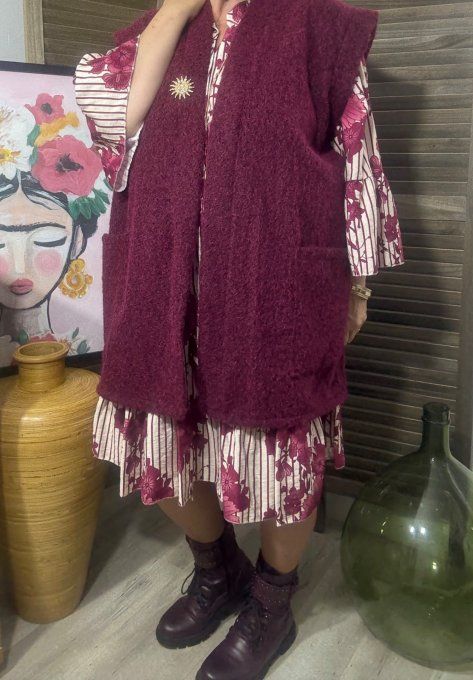 Veste sans manches façon gilet bouclette Bordeaux + broche dorée Soleil du 40 au 52 et même +