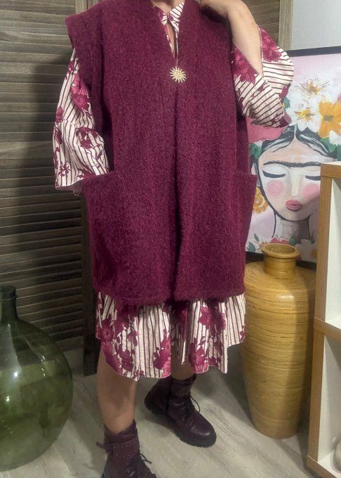 Veste sans manches façon gilet bouclette Bordeaux + broche dorée Soleil du 40 au 52 et même +