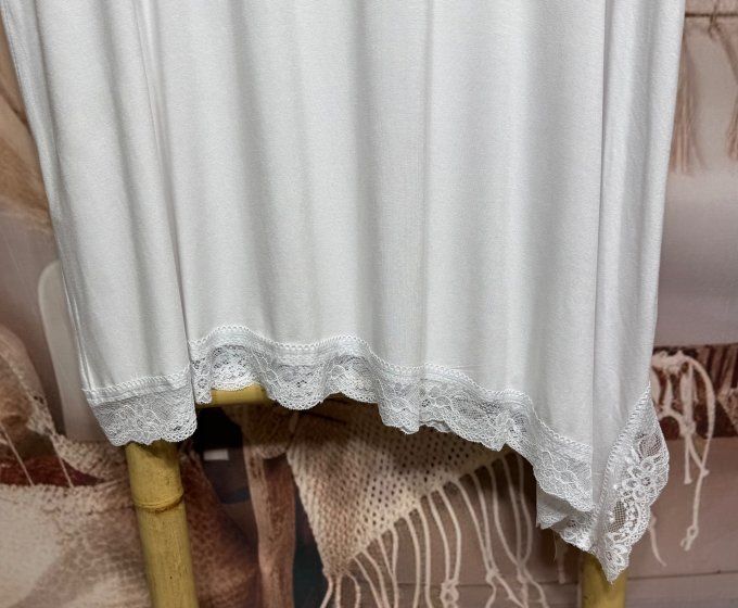 Top ample asymétrique blanc manches courtes & dentelle en bas douceur +++ du 40 au 52/54 