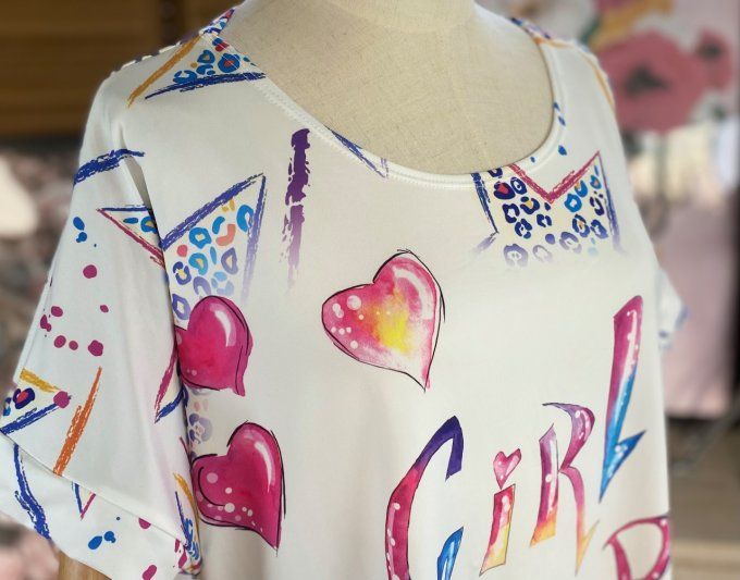 Top ample blanc Girl Power & étoiles multicolores du 38 au 50 